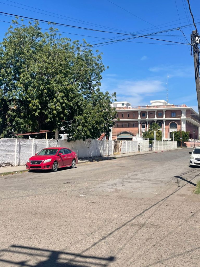Terreno en venta ideal para desarrollo comercial, oficinas o proyectos urbanos en Hermosillo. Ubicado a espaldas del Instituto de la Juventud, el Poder Judicial y el Congreso del Estado, y a solo 2 cuadras del Centro de Gobierno. Esta propiedad ofrece una ubicación estratégica y alto potencial de inversión.