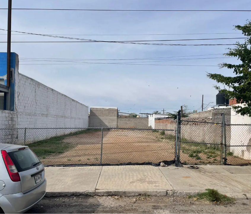 Frente de terreno limpio en venta en la colonia San Benito, Hermosillo. Predio de 500m2 con uso de suelo mixto.