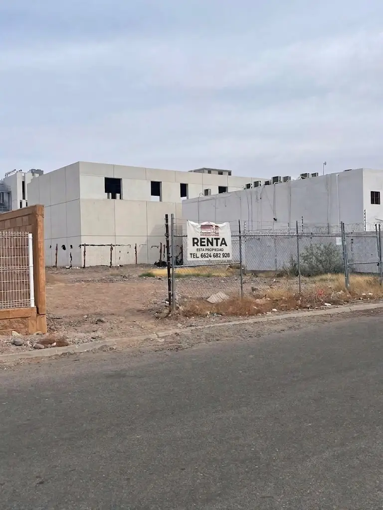 Terreno cercado en renta ubicado en el Vado del Río, Hermosillo, con lona publicitaria y número de contacto.