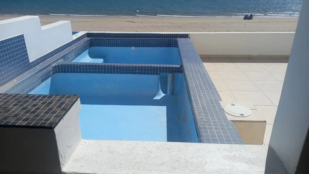 Alberca de casa en venta en Bahía de Kino con terraza y vista directa al mar