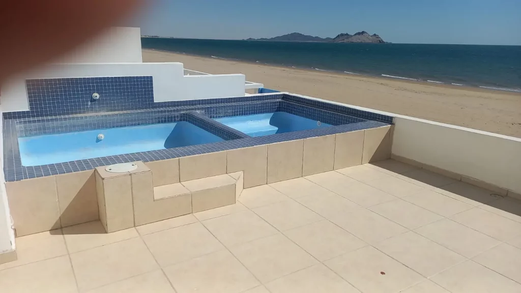 Alberca con terraza en casa en venta en Bahía de Kino con vista al mar y a la isla El Alcatraz