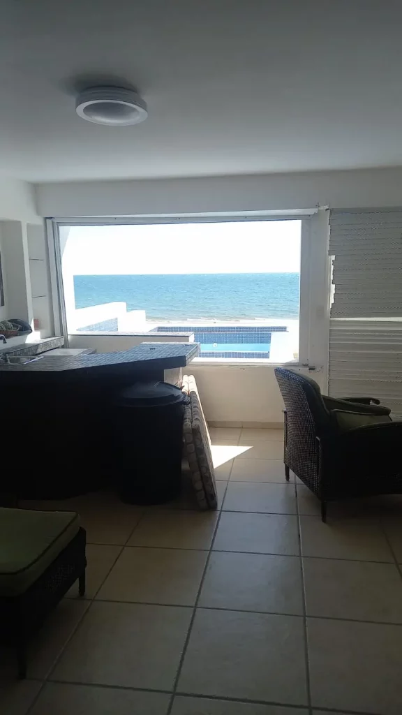 Bar interior con ventana abierta y vista al Mar de Cortés en casa en venta en Bahía de Kino
