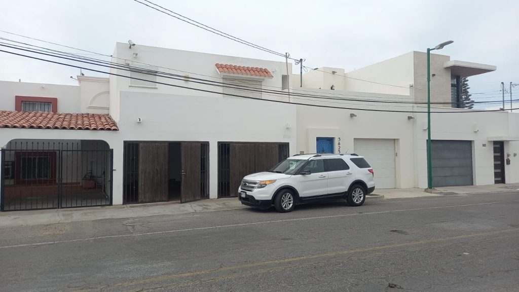 Casa en venta en Bahía de Kino frente a calle principal con acceso directo a la playa