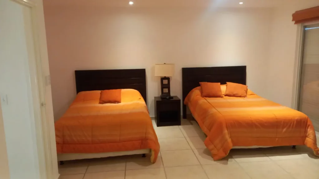 Recámara con dos camas en casa en venta en Bahía de Kino ideal para familias o invitados